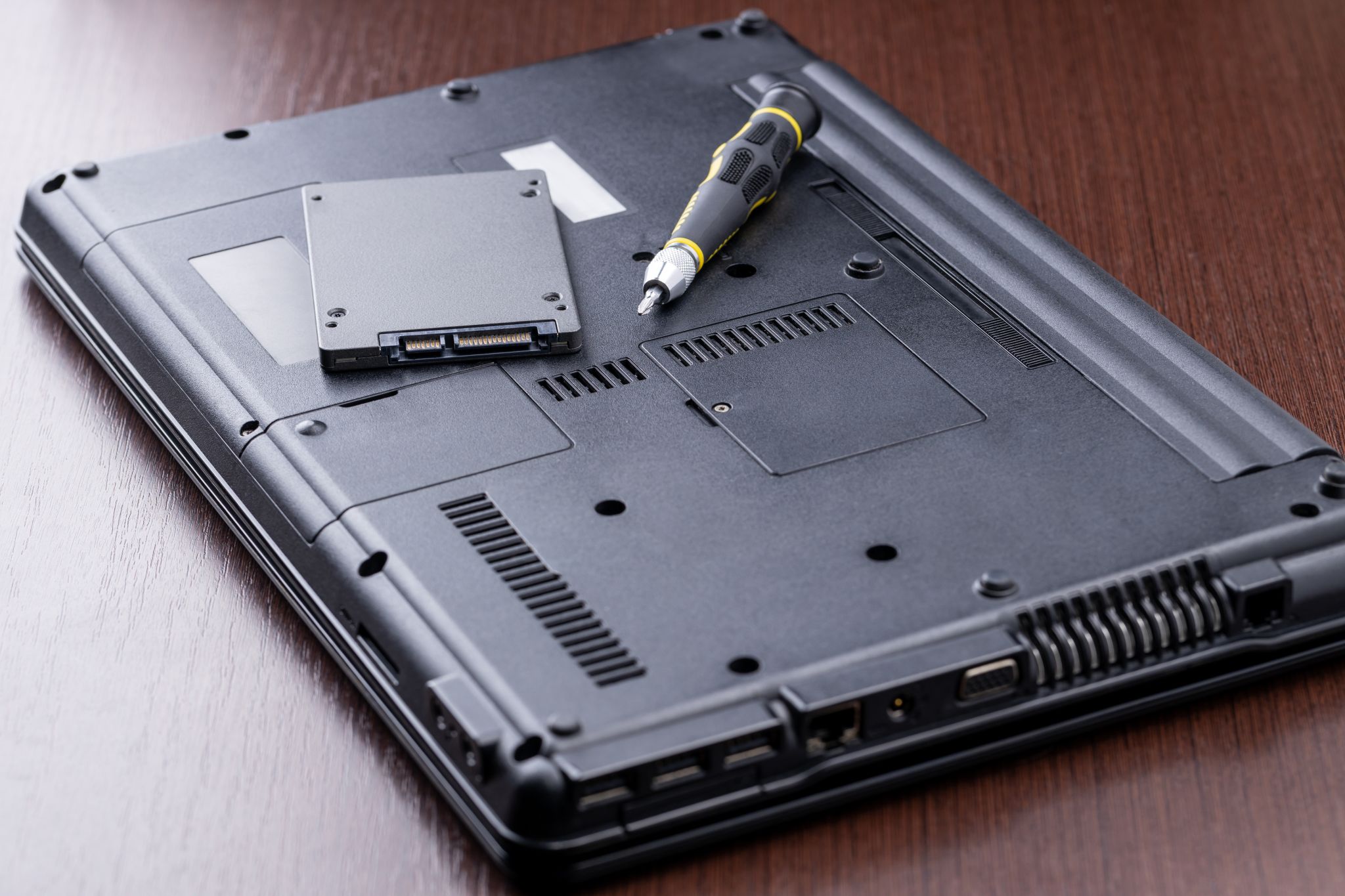 Wussten Sie, dass zum Ende dieses Jahres Millionen von leistungsfähigen Computern unbrauchbar werden könnten, nur weil Microsoft die Anforderungen für Windows 11 so hoch angesetzt hat? Diese Rechner sind oft dennoch leistungsfähig und verdienen es, weiter genutzt zu werden.